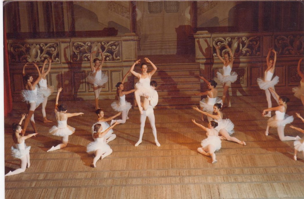 Jeune Femme Faisant La Pratique De La Danse Classique Debout Près Du Rail  De Ballet En Cours De Danse